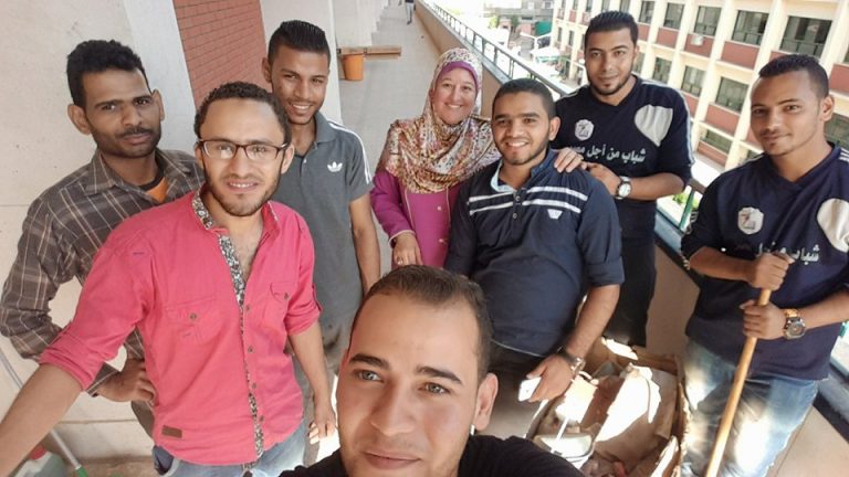 معسكرا لتجميل مبنى كلية التمريض