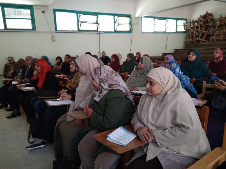 رئيس جامعة سوهاج يناقش سبل حل التحديات التى تواجه كلية التمريض