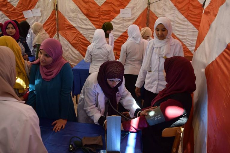 طلاب تمريض يعلمن قياس العلامات الحيوية  خلال الخيمة التمريضية