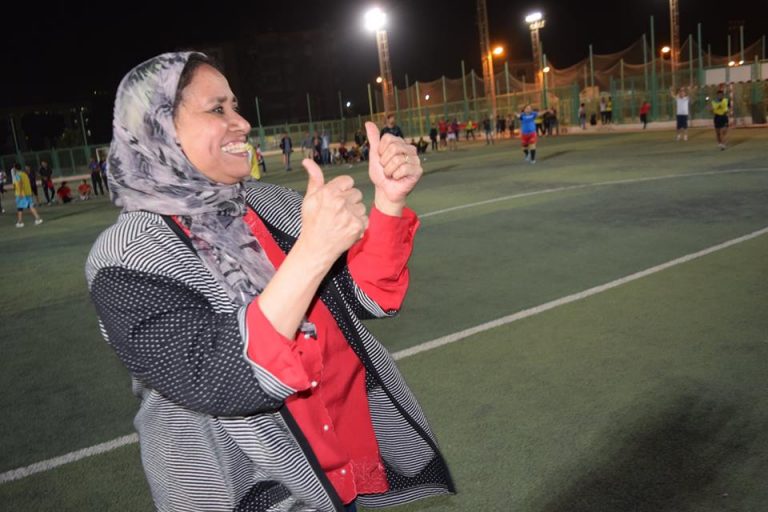 عميد  كلية التمريض يشارك فريق الكلية فرحة الفوز بالمركز الثالث بدورة الصداقة لكرة القدم