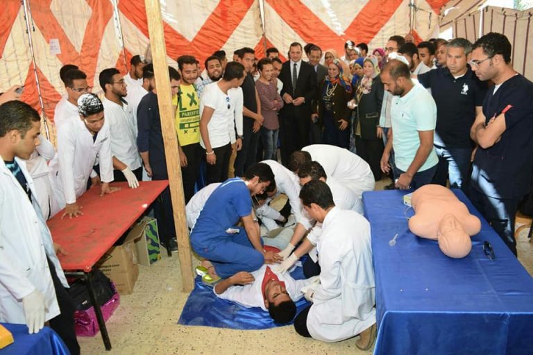 طلاب تمريض يعلمن التعامل مع الحروق  خلال الخيمة التمريضية