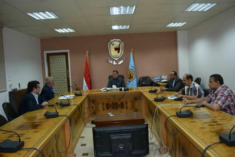 رئيس جامعة سوهاج يجتمع مع الهيئة العامة لتعليم الكبار