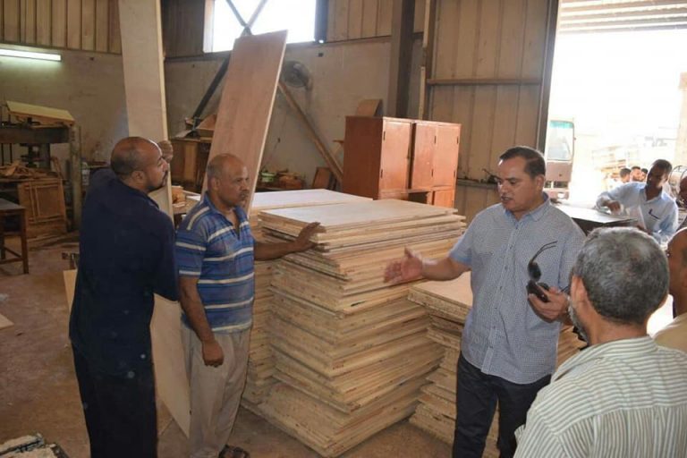 جولة مفاجئة لرئيس جامعة سوهاج بورش الإنتاج
