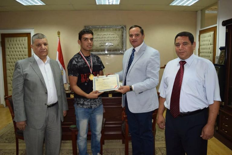 جامعة سوهاج تكرم ‘‘مؤمن‘‘ لحصوله علي الذهبية في نعبر جسراً