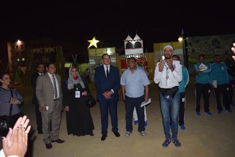 بالأغاني الكشفية فريق الجوالة يستقبل رئيس جامعة سوهاج بأسبوع المدن بالسويس.