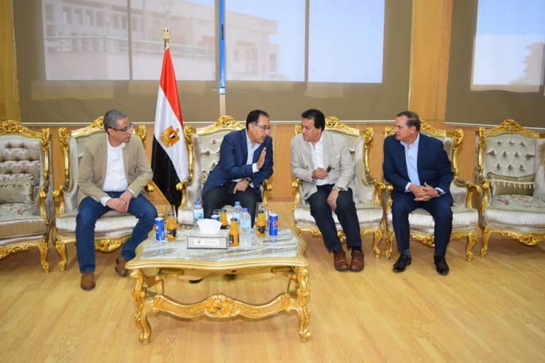 رئيس وزراء مصر يزور جامعة سوهاج، ويلتقي بالطلاب ويعلن عن انشاء مستشفي جامعي جديد