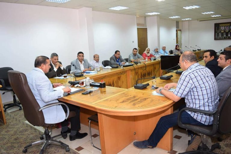 ‏‏إعداد خطة البحث العلمي لجامعة سوهاج علي طاولة رئيس الجامعة