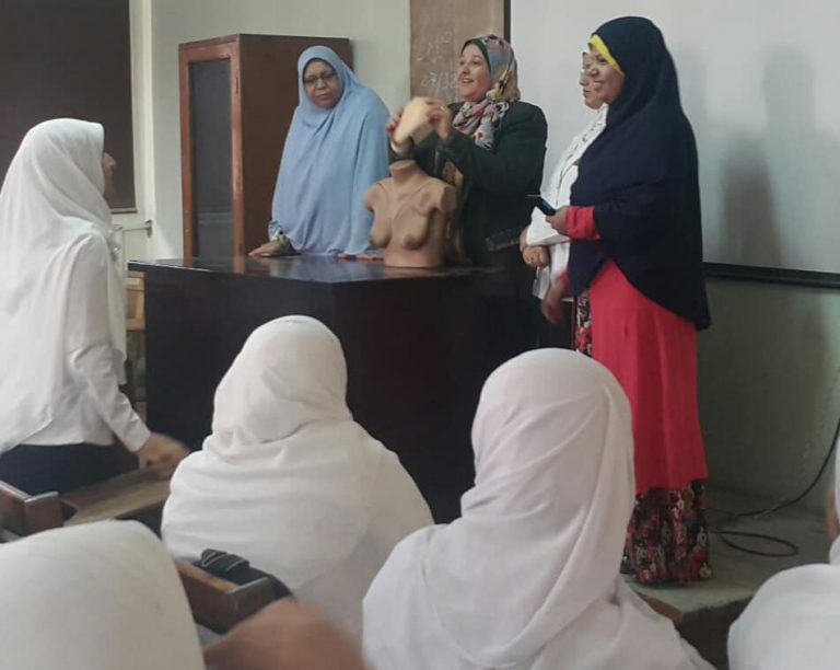 كلية التمريض بسوهاج تطلق حملة توعوية عن مرض سرطان الثدى