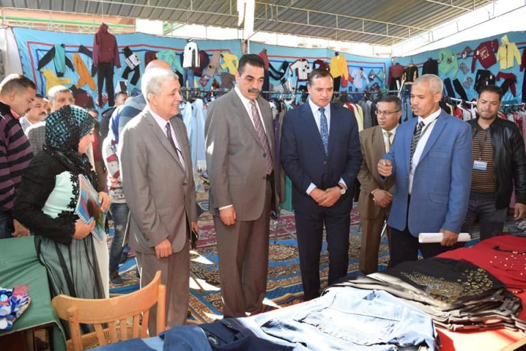 رئيس جامعة سوهاج يفتتح المعرض السنوي للملابس الجاهزة