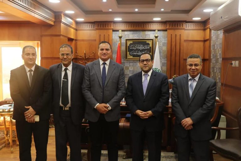 عزيز وصالح يناقشان إمكانية تثبيت العمالة المؤقتة بجامعة سوهاج
