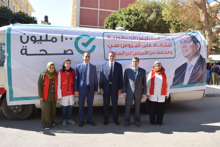 رئيس جامعة سوهاج أول المشاركين بحملة الكشف عن فيروس c