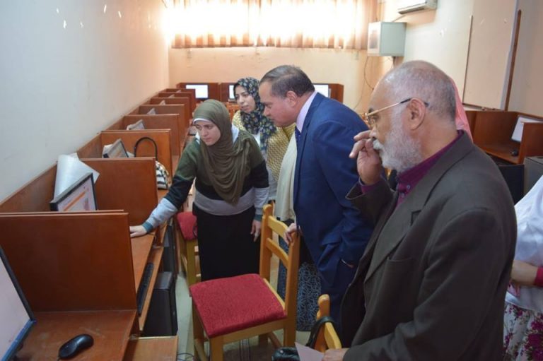 رئيس جامعة سوهاج يتفقد مركز القياس والتقويم