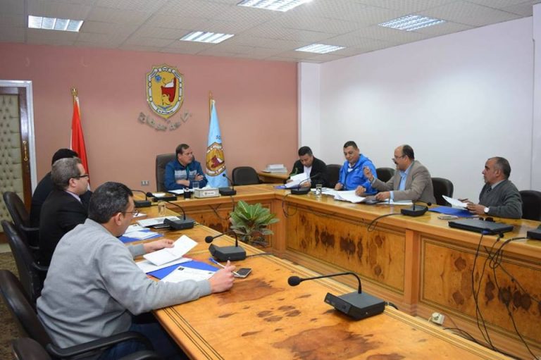 عزيز يبحث آليات العمل بالمركز الدولي للمؤتمرات بجامعة سوهاج
