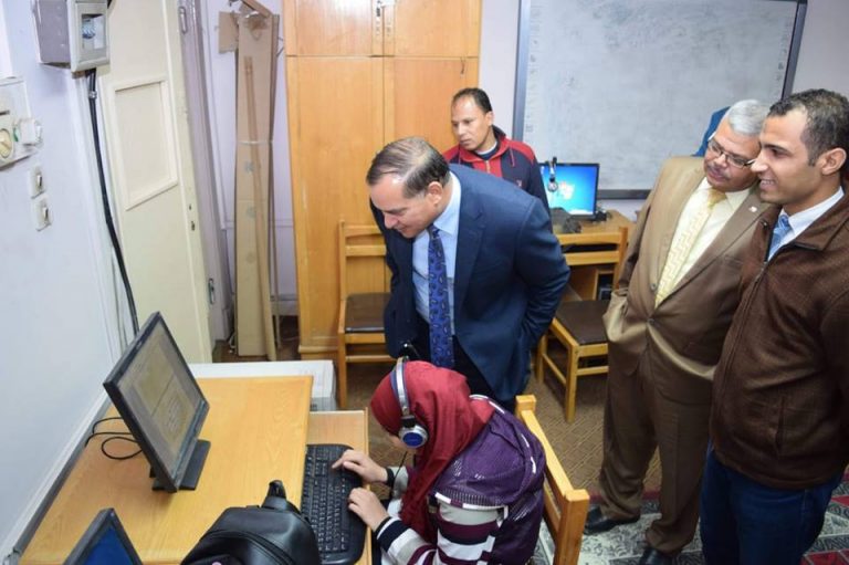 للمرة الأولى بجامعة سوهاج .. عقد امتحانات فاقدي البصر الكترونيا
