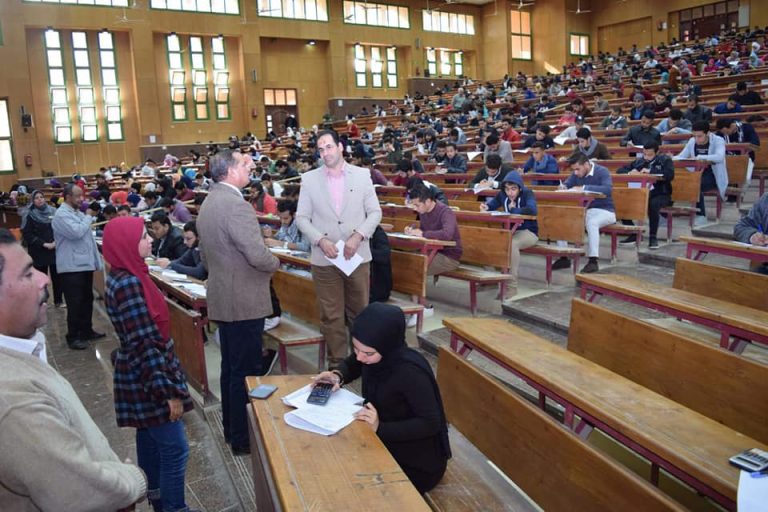 رئيس جامعة سوهاج يواصل جولاته لتفقد أعمال امتحانات نصف العام