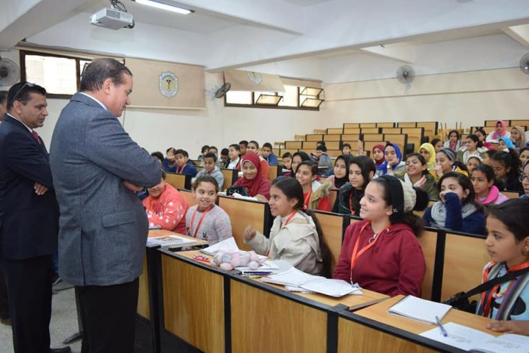 عزيز يشهد انطلاق البرنامج الدراسي لجامعة الطفل بسوهاج