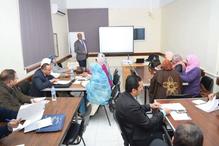 مناقشة التحصيل الالكتروني للرسوم الطلابية في اجتماع بجامعة سوهاج .