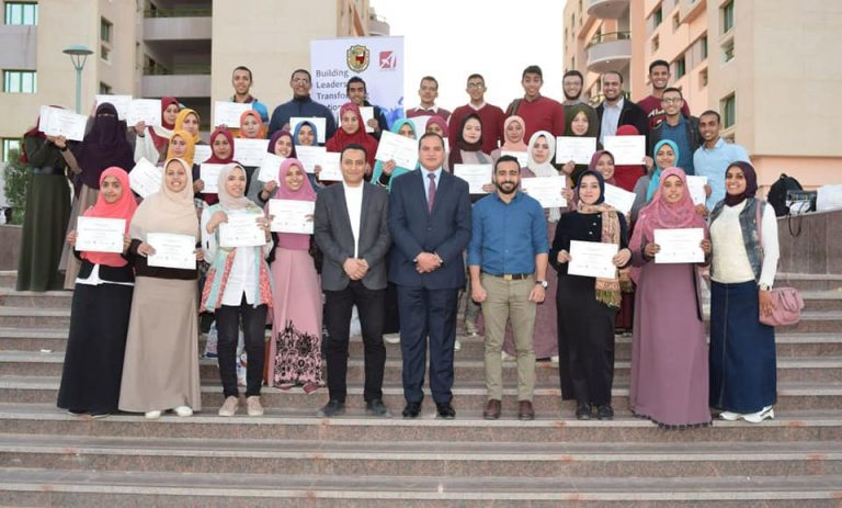 65 متدرب يتسلمون شهادات إتمام دورات مهارات التوظيف بجامعة سوهاج