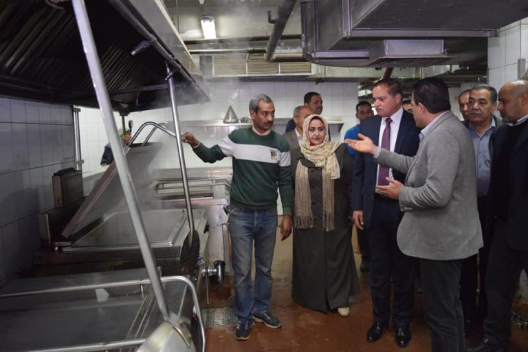 رئيس جامعة سوهاج يتابع مراحل تجهيز وجبات المدن الجامعية