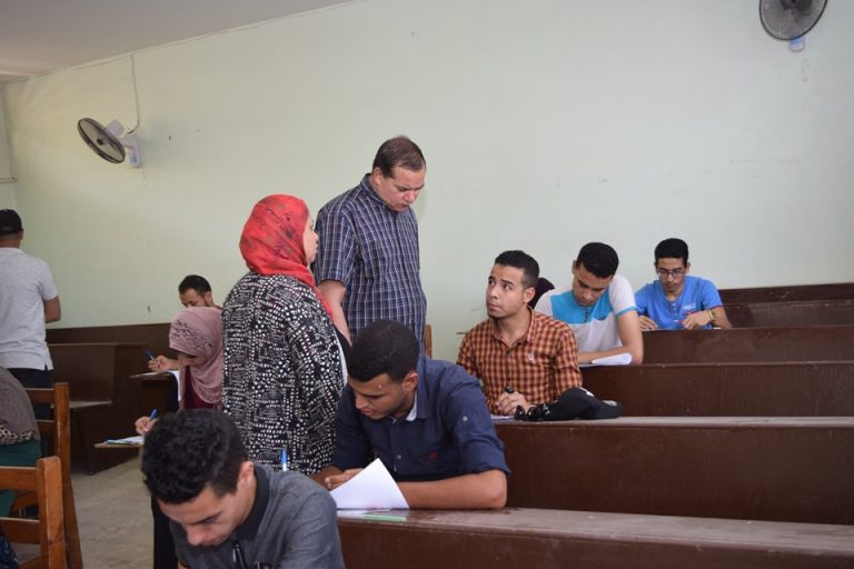رئيس جامعة سوهاج يتفقد سير امتحانات الفصل الدراسي الثاني بكلية التمريض