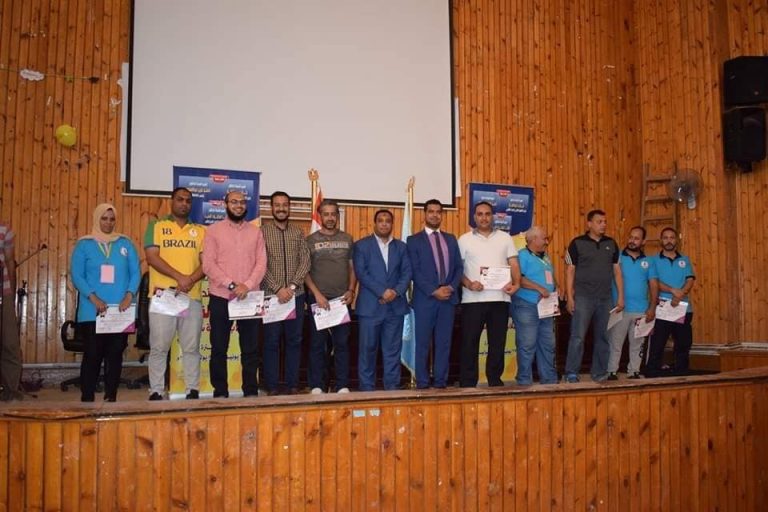 جامعة سوهاج تختتم دورتها التدريبية الأولى لإعداد القادة وتكرم الطلاب المتميزين