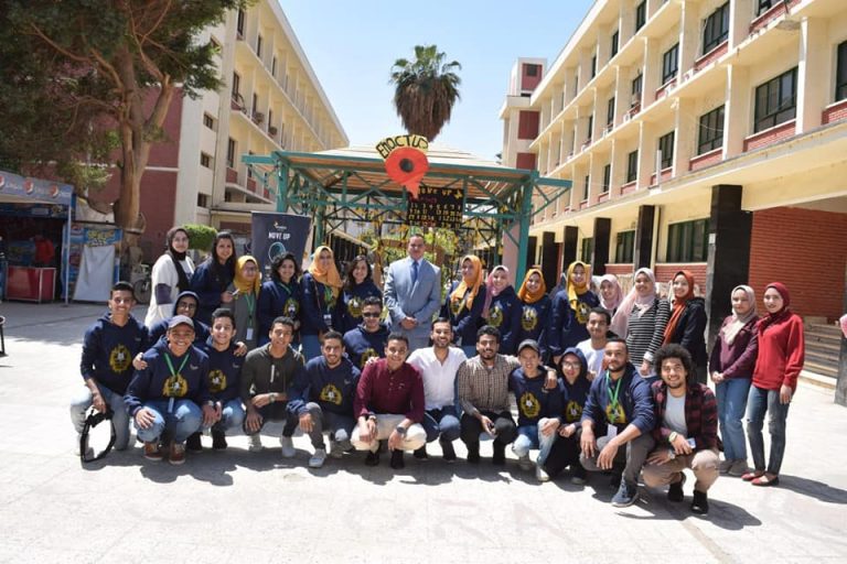 رئيس جامعة سوهاج يدعم ايناكتس قبل ساعات من المشاركة في المسابقة الكبري