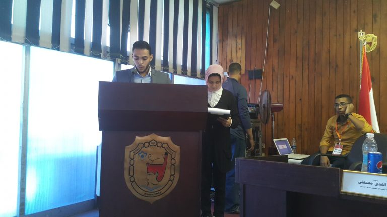طلاب كلية التمريض يقدموا حفل التكريم