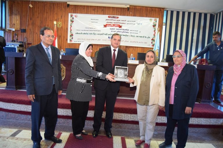 إهداء درع الجامعة لعميد تمريض السابق