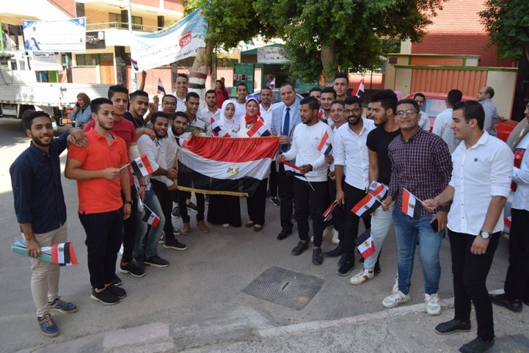 رئيس جامعة سوهاج يشارك كلية التملايض إحتفالاتها