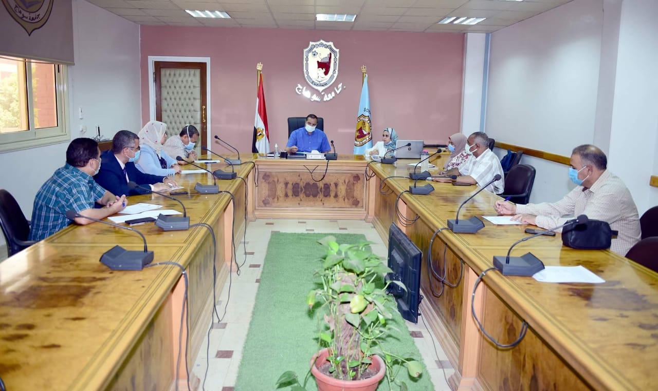 مجلس إدارة مركز الحرف اليدوية والصناعات البيئية بجامعة سوهاج يستعرض خطة عمله المرحلة القادمة