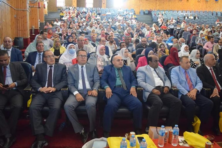عميد كلية التمريض فى تكريم رئيس جامعه سوهاج السابق