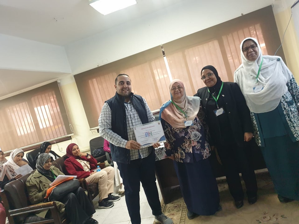 تكريم المشاركين في المؤتمر الدولي السادس لكلية التمريض