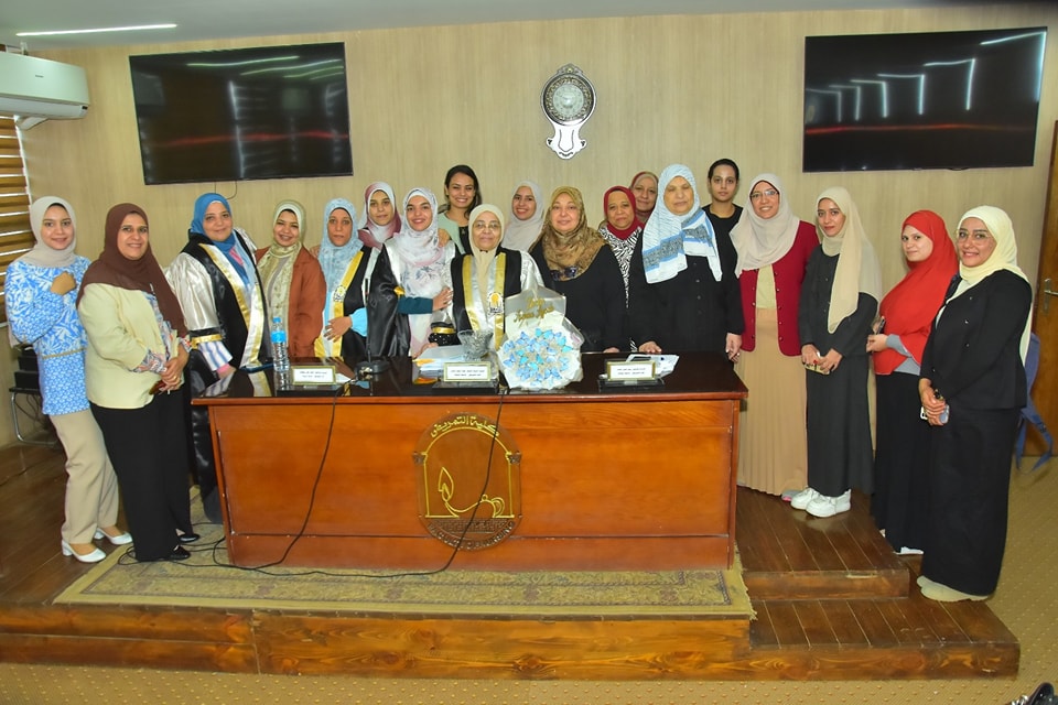 عميد تمريض تهنئ معيدة تمريض حالات حرجة لمناقشة الماجيستير