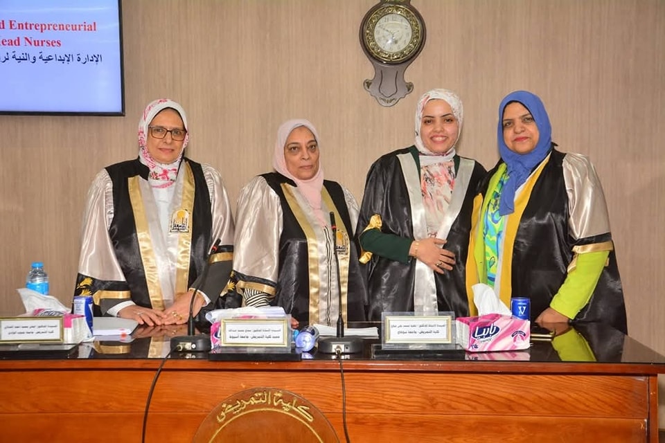 عميد تمريض تهنىء معيدة إدارة التمريض لمناقشة الماجستير