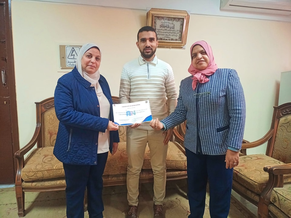 عميد تمريض تكرم أعضاء لجنة الموارد المالية للموتمر الدولى السادس للكلية