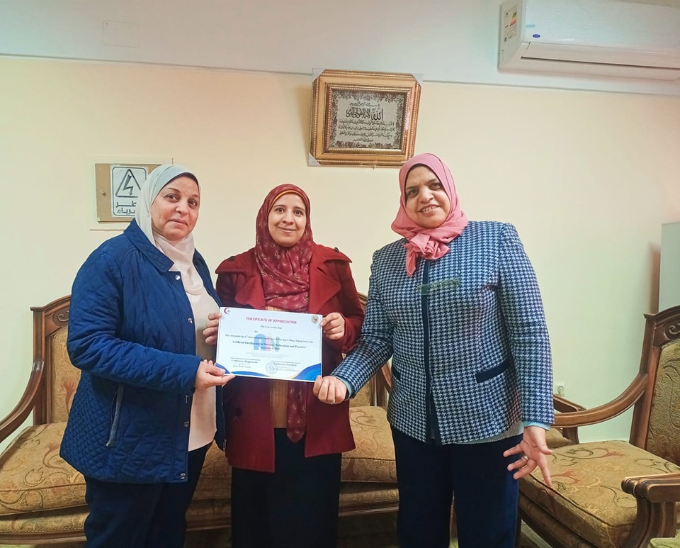 عميد تمريض تكرم منسق الموتمر الدولى السادس للكلية