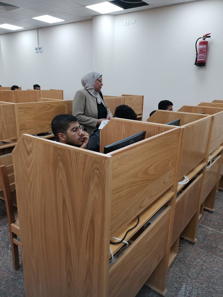 عميد كلية التمريض تتابع سير الإمتحانات الإلكترونية