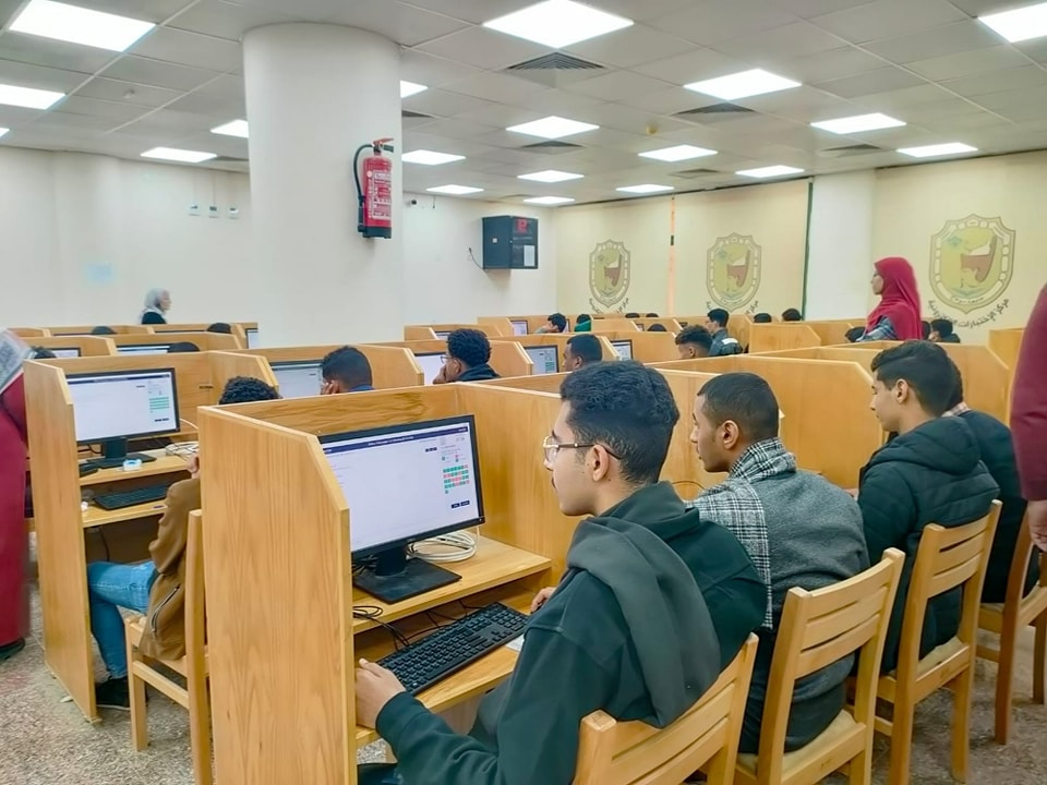 عقد امتحان النساء والتوليد لطلاب الفرقة الثانية بالمعهد الفنى