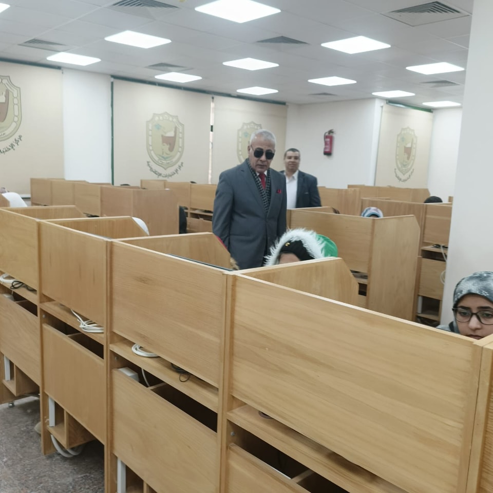 وكيل جامعة سوهاج لشئون التعليم والطلاب يتابع امتحانات كلية التمريض