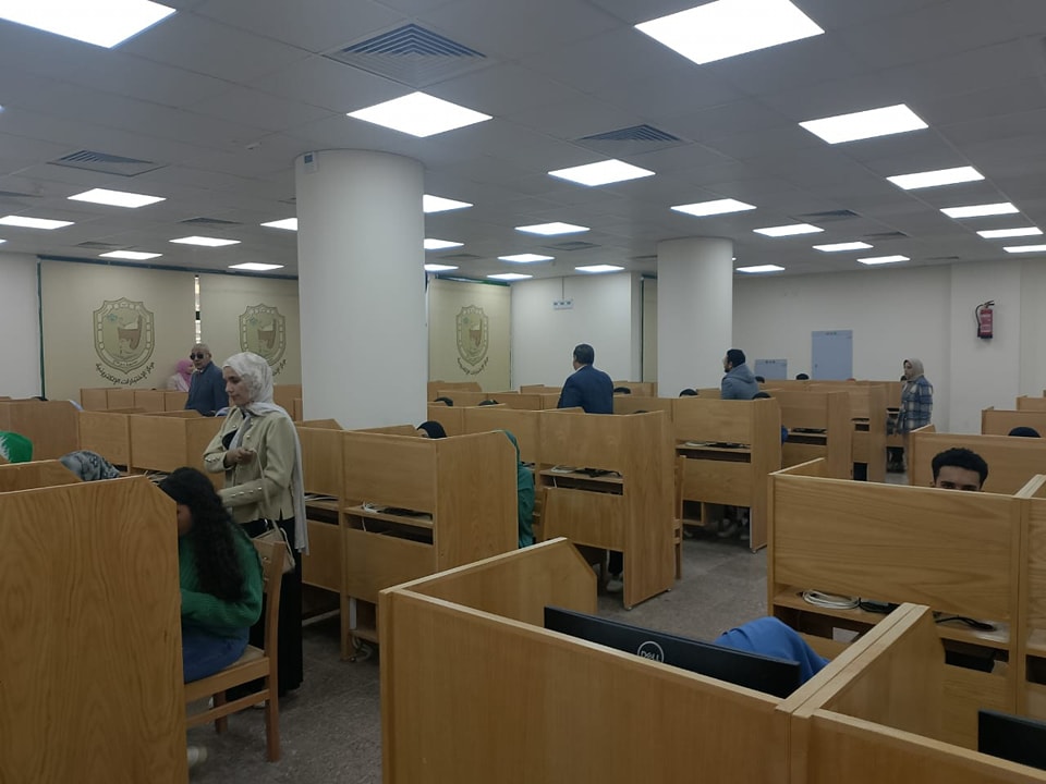 وكيل جامعة سوهاج لشئون التعليم والطلاب يتابع امتحانات المعهد الفنى للتمريض