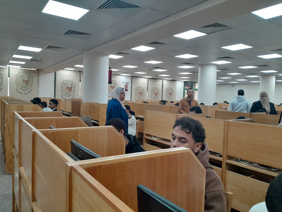 عميد تمريض سوهاج تتفقد سير الإمتحانات