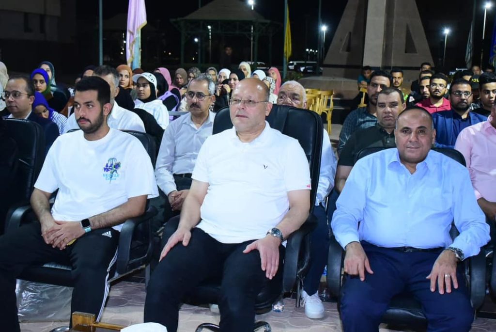 رئيس جامعة سوهاج يشارك طلابه في سهرة رمضانية يسودها أجواء اسرية ممزوجه بالبهجه والحب