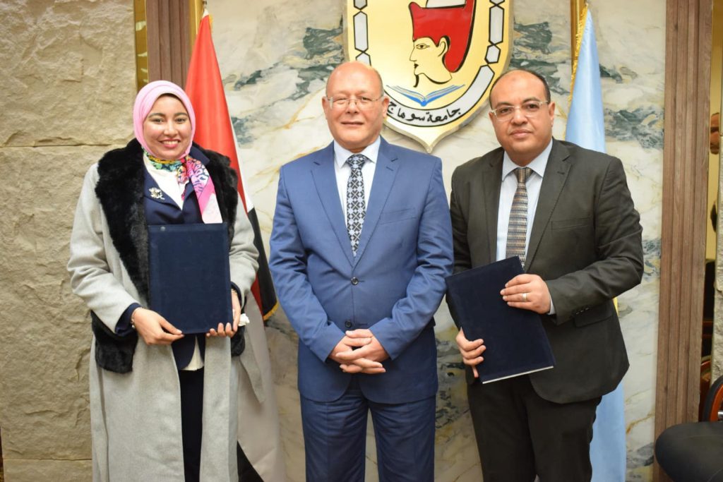 رئيس جامعة سوهاج يوقع ٦ عقود رعاية مبتكرين لعدد من الإختراعات منها عصا ذكية متكاملة للتنقل الآمن وجهاز محمول رفيق المكفوفين و منتج غذائي لتنشيط الذاكرة