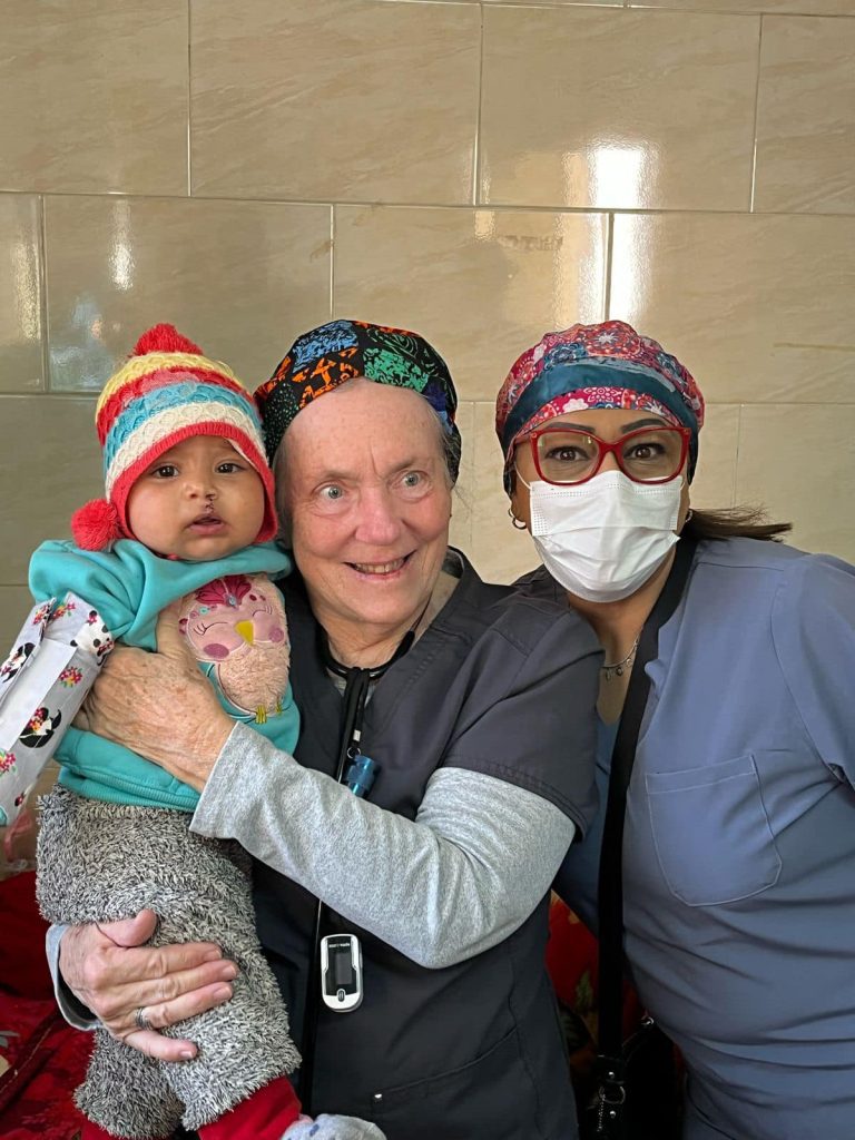 لقافلة الطبية الأمريكية “تحالف من أجل الإبتسامة” تعالج وتجري عمليات جراحية لعدد ٧٠ طفل مصابين بالشفة الأرنبية بمستشفي سوهاج الجامعي