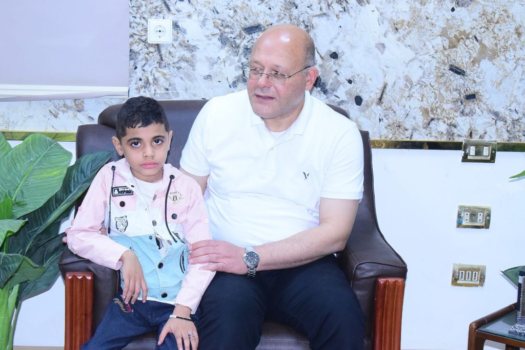 فى لفته إنسانية..مستشفيات سوهاج الجامعية تستجيب لاستغاثة أسرة الطفل يوسف والذي يعاني من ضمور العضلات