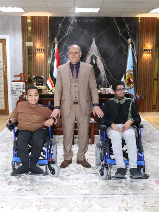 كراسي متحركة كهربائية إهداء من جامعة سوهاج للطلاب ذوي الهمم دعمًا لدمجهم في المجتمع الجامعي