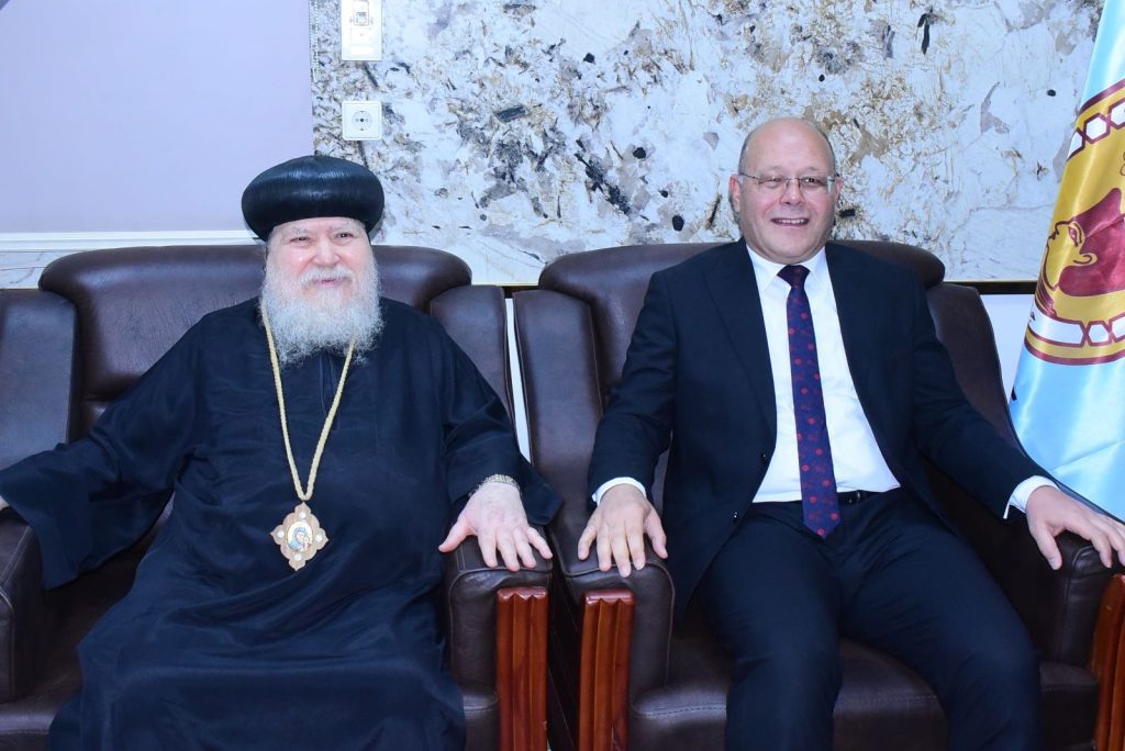 في تقليد سنوي ..وفد من القساوسة يزور جامعة سوهاج لتهنئة النعماني بعيد الفطر المبارك