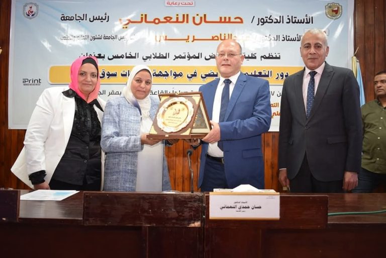 جانب من تكريم كلية التمريض  خلال فعاليات المؤتمر الطلابي الخامس تحت عنوان ” دور التعليم التمريضي في مواجهة تحديات سوق العمل “