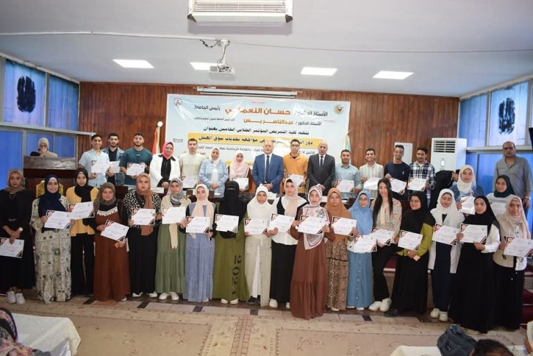 تكريم الطلاب المتفوقين بكلية التمريض خلال فعاليات المؤتمر الطلابي الخامس لكلية التمريض تحت عنوان ” دور التعليم التمريضي في مواجهة تحديات سوق العمل “