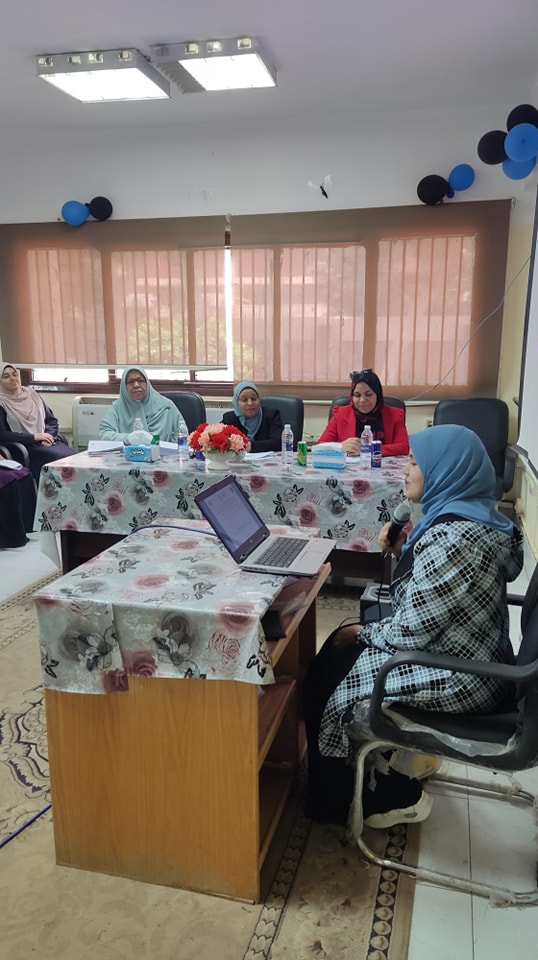 التمريض الباطنى والجراحى يناقش برتوكول رسالة ماجستير بذات القسم